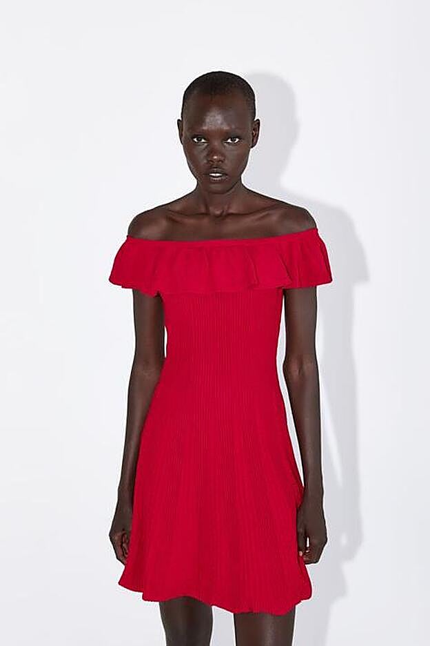 Vestido con escote elástico con volantes de Zara.