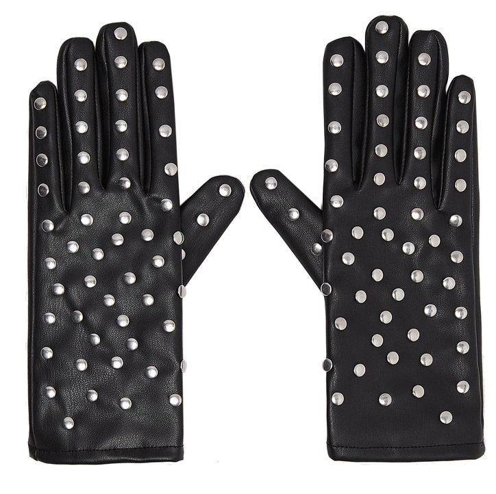 Guantes con tachas de Zara.