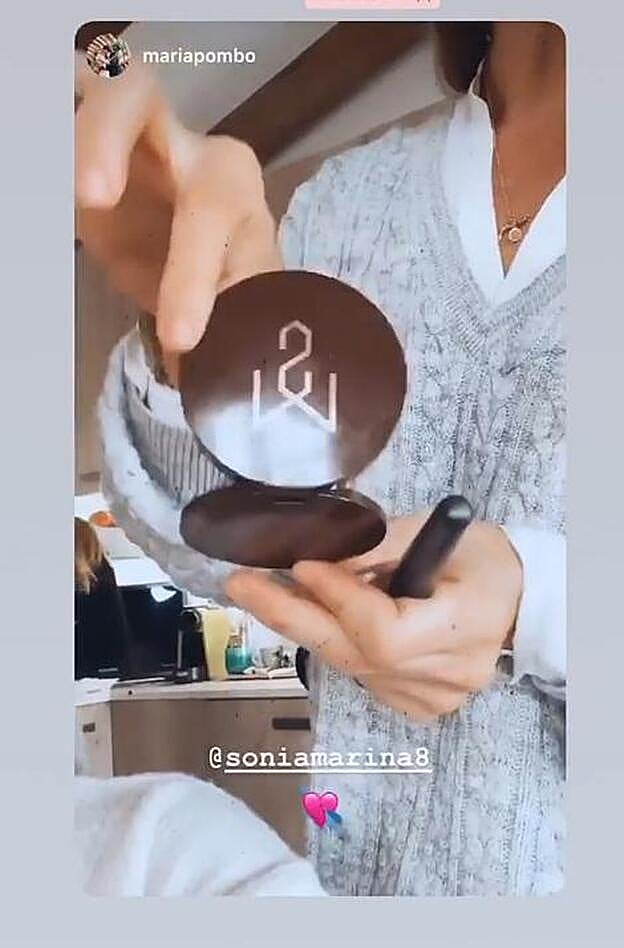 Sonia Marina ha aplicado a la influencer sus polvos bronceadores Bronzer Deep.