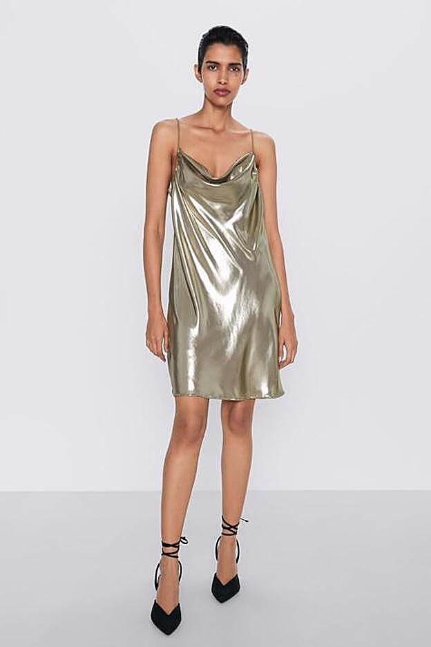 Vestido mini lencero en tono champagne. (25,95 euros).