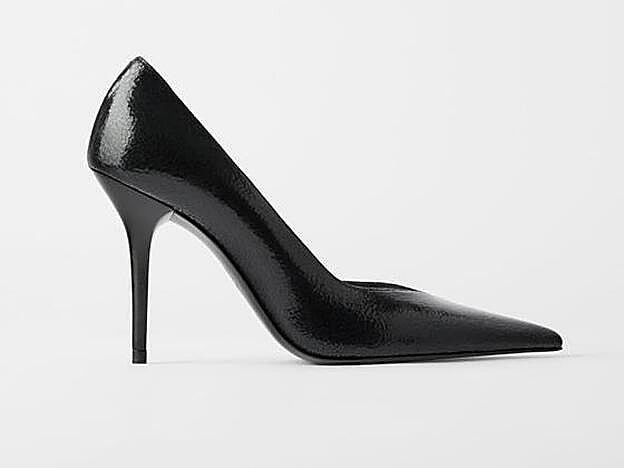 Elegimos este modelo de piel metalizada de Zara (69,95€) con el escote del empeine en punta. Una manera discreta de darle un toque diferente a los clásicos tacones de toda la vida.