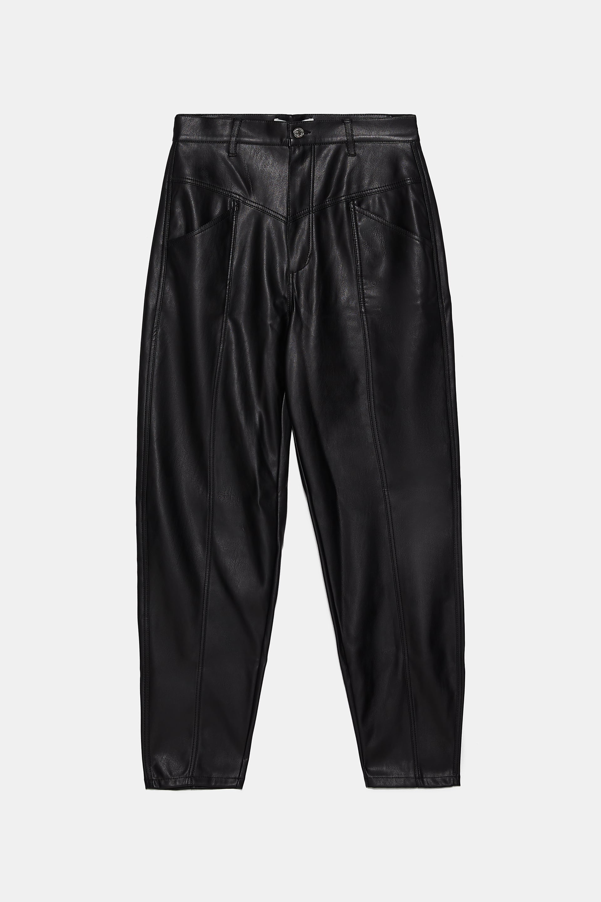 Pantalones efecto cuero de Zara.