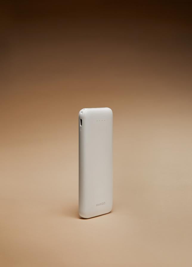 Batería portátil para cargar sus dispositivos de Mango (25,99 euros).