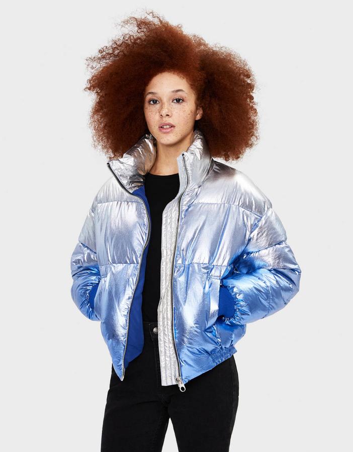 Cazadora puffy metalizada con efecto degradado de Bershka (59,99 euros).