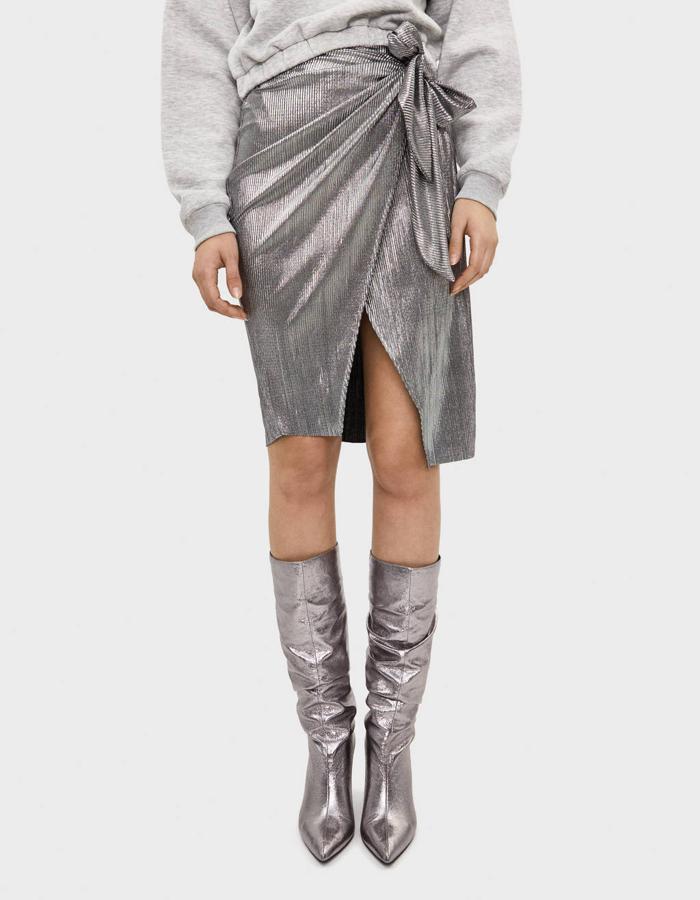 Falda midi metalizada con nudo (22,99 euros).