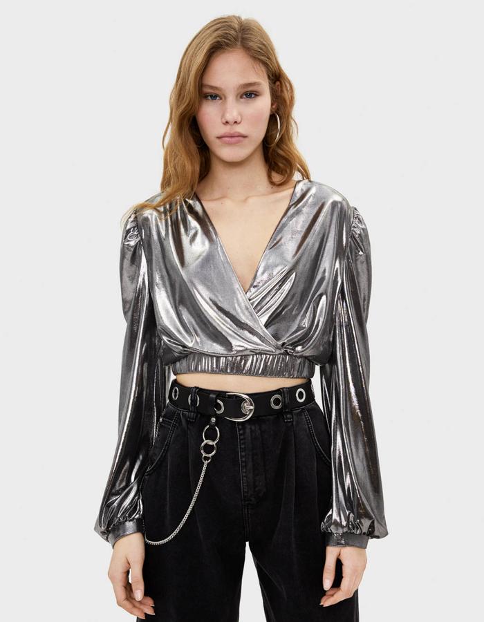 Top cropped con mangas abullonadas metalizado de Bershka  (19,99 euros).