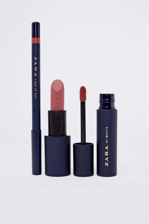 Kit de maquillaje de Zara (19,95 euros). Incluye los productos empleados durante el shooting de la campaña de I’18 de ZARA WOMAN: barra de labios mate aterciopelada con fórmula altamente pigmentada de color beige-pink, barra de labios líquida ultra-mate, lápiz de labios en un tono beige-pink con una fórmula cremosa y deslizante.