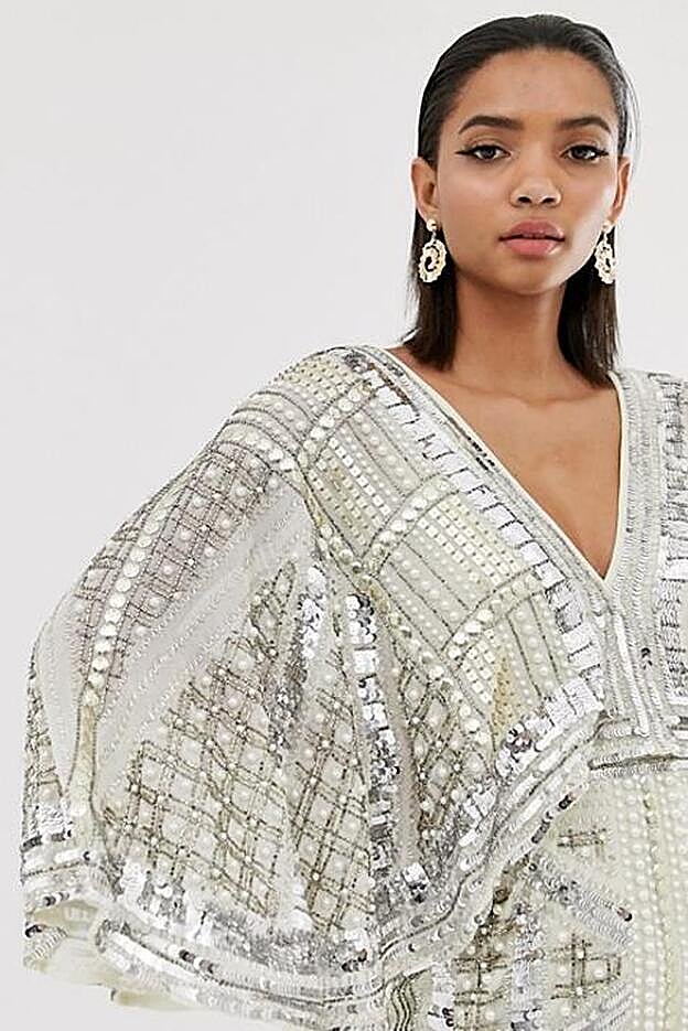 La manga japonesa viene cubierta de lentejuelas, perlas e hilo metalizado.