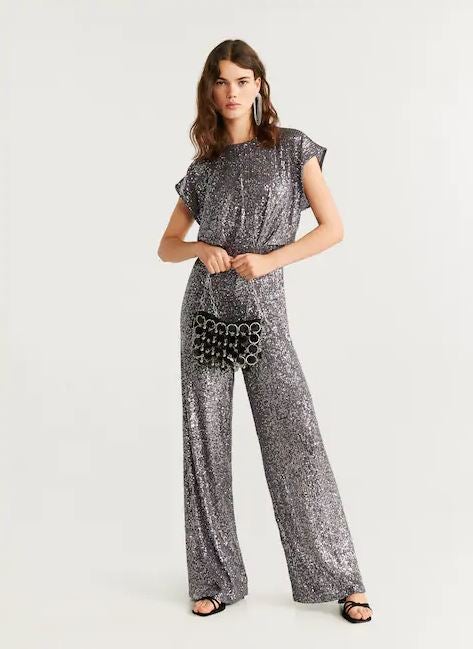 Mono de lentejuelas plateadas de Mango. (99,99 euros).