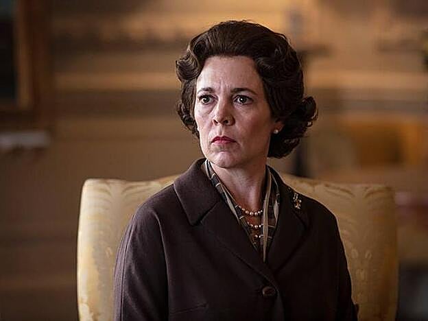 La reina Isabel durante una audiencia real en el drama de Netflix.