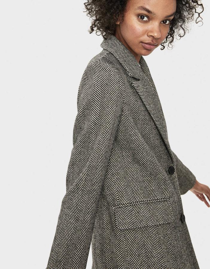 Llevas varias temporadas queriendo introducir un abrigo de espiga en tus outfits, pero nunca es buen momento. O tal vez sí. En Bershka puedes encontrar este por 29,99 euros, costaba 49,99 euros, y está disponible en las tallas S, M y L.