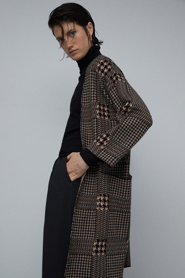 Entre las muchas versiones que se han hecho del estampado pata de gallo está esta de Sfera con tonos beige en diseño levita. Costaba 35,99 euros pero ahora puedes comprarlo por 28,75 euros, en las tallas S y M.