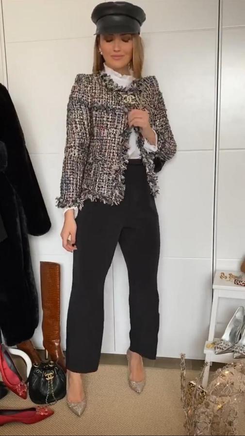 Alexandra Pereira con camisa popelín blanca de cuello subido de Zara (22,95 euros), chaqueta de tweed de Storetsn (69,95 euros), pantalón negro de Asos (32 euros) y stilettos gliiter de Christian Louboutin.
