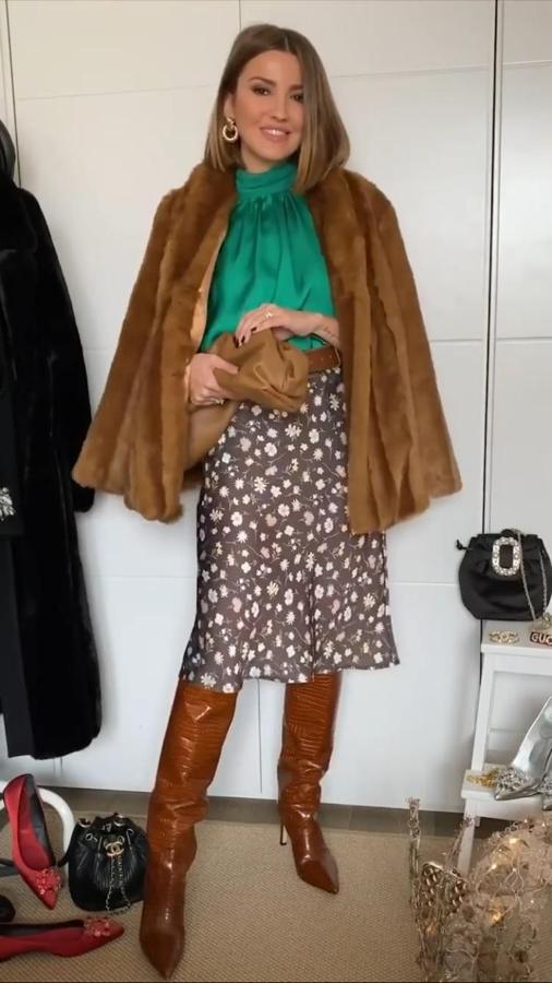 Alexandra Pereira con un look más casual con blusa verde de Zara (22,95 euros), falda midi de flores de Mypeeptoeshop (49 euros), botas marrones de Jimmy Choo, cinturón de Gucci y bolso de Bottega Veneta.