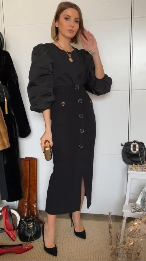 Alexandra Pereaira con un total look negro formado por un top de Zara de mangas abullonadas (19,95 euros), falda lápiz de tweed y bolso dorado de Asos.