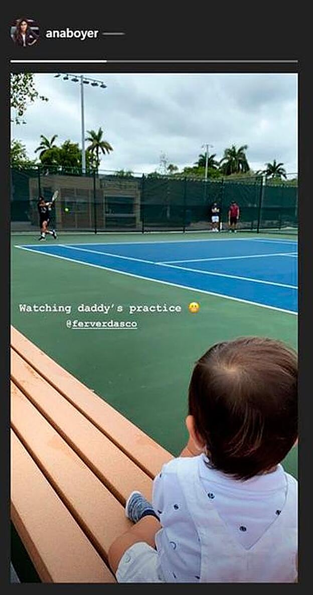 Miguel, hijo de Ana Boyer y Fernando Verdasco, siguiendo con atención el entrenamiento de su padre.