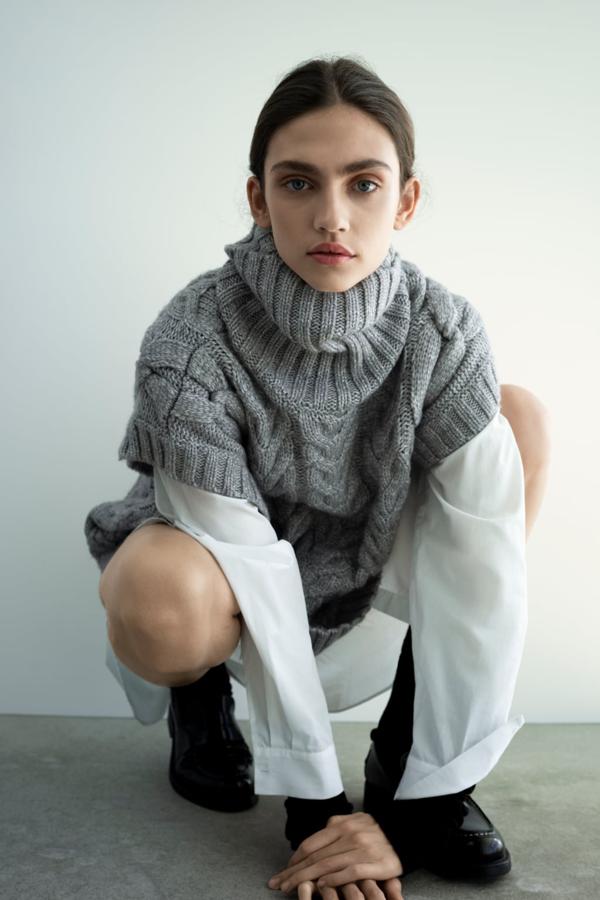 Chaleco de punto de ochos trenzados gris con cuello vuelto de Zara (29,95 euros).