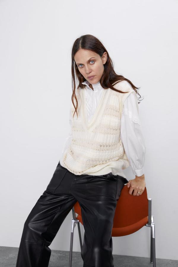 Chaleco de punto beige combinado con encaje de Zara (25,95 euros).