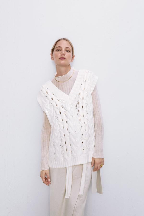 Chaleco de punto con trenzas crudo de Zara (29,95 euros).