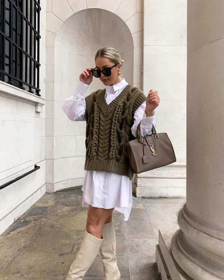 La influencer Chloe Rose ha combinado el chaleco de punto con una camisa larga y botas altas.