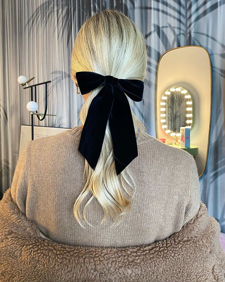 Parece que el negro es el color fetiche de Chiara para los complementos de pelo. No solo la hemos visto luciendo diademas en este tono, habitualmente opta por coleteros y grandes lazos negros para decorara su cabeza.