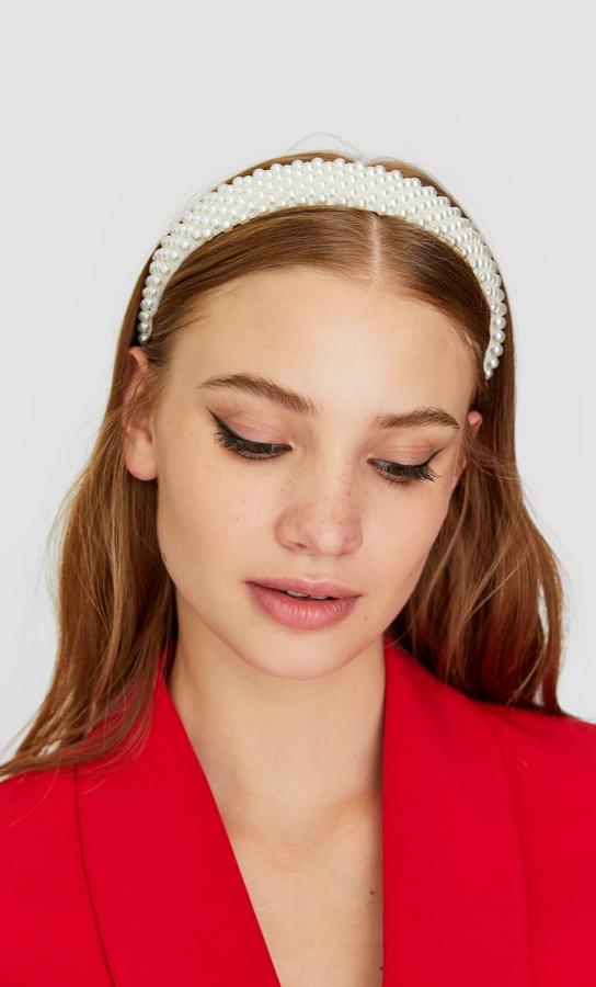 Diadema de perlas de Stradivarius (7.99 euros).