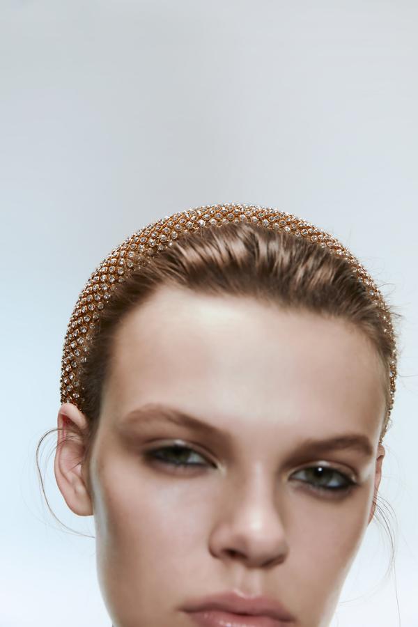 Diadema joya con detalles de strass de Zara (17.95 euros).