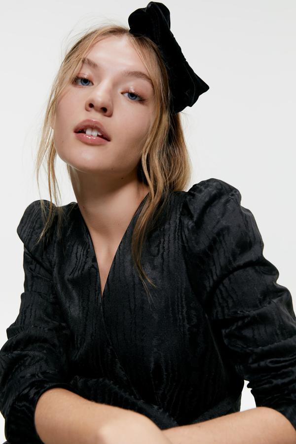 Diadema con maxi lazo de Zara (9.95 euros).