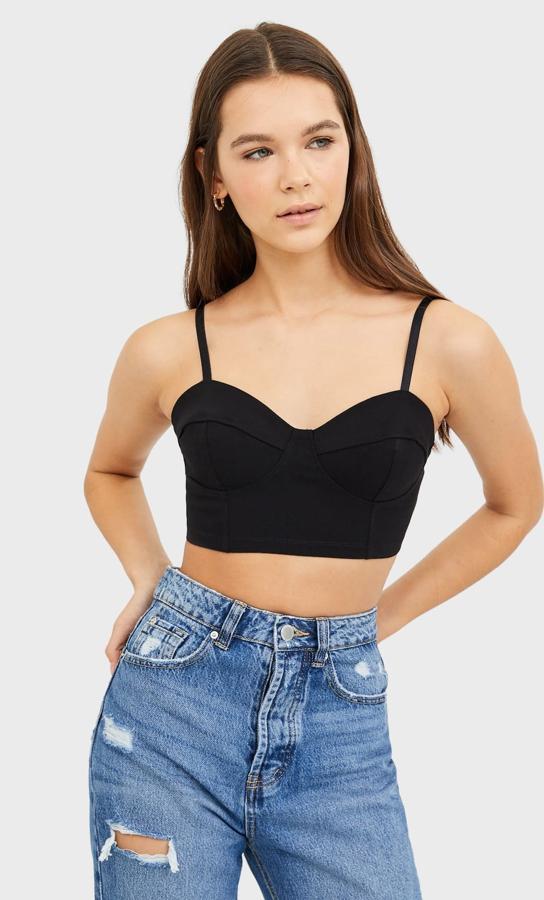 Una de las piezas más versátiles y efectivas de las colecciones de fiesta: un bustier de Stradivarius que podrás llevar solo o acompañado de too (12,99 euros).