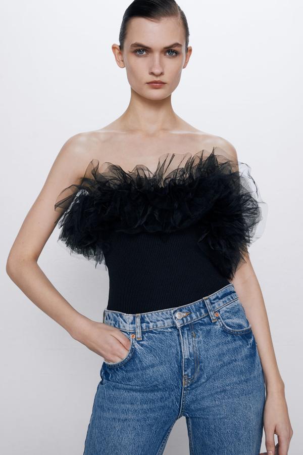 Body de punto canalé de cuello redondo y manga sisa, con aplicación volantes tul combinados a tono (Zara, 29,95 euros).