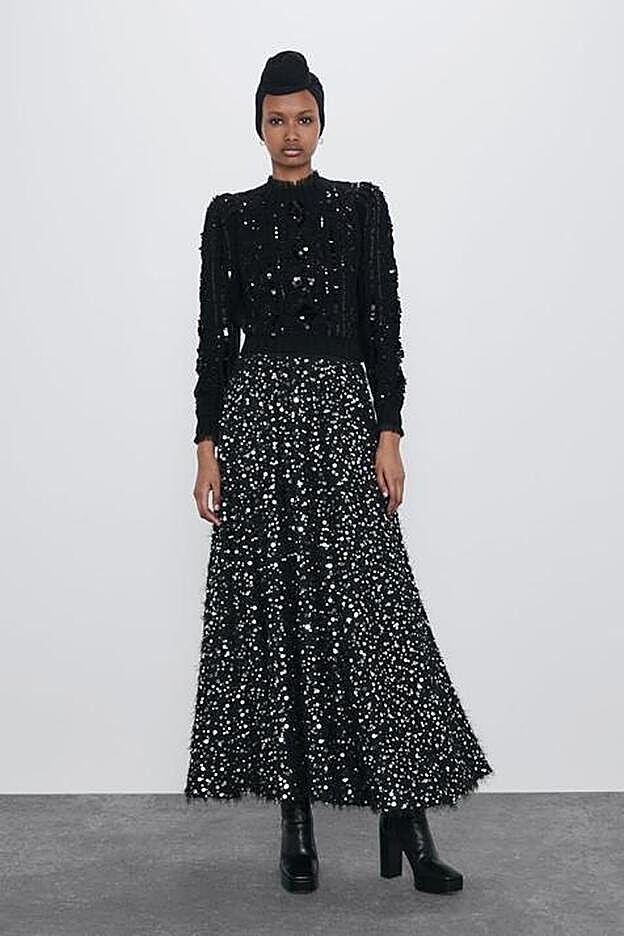 Combinado con la falda de abalorios de la firma es un look ideal.