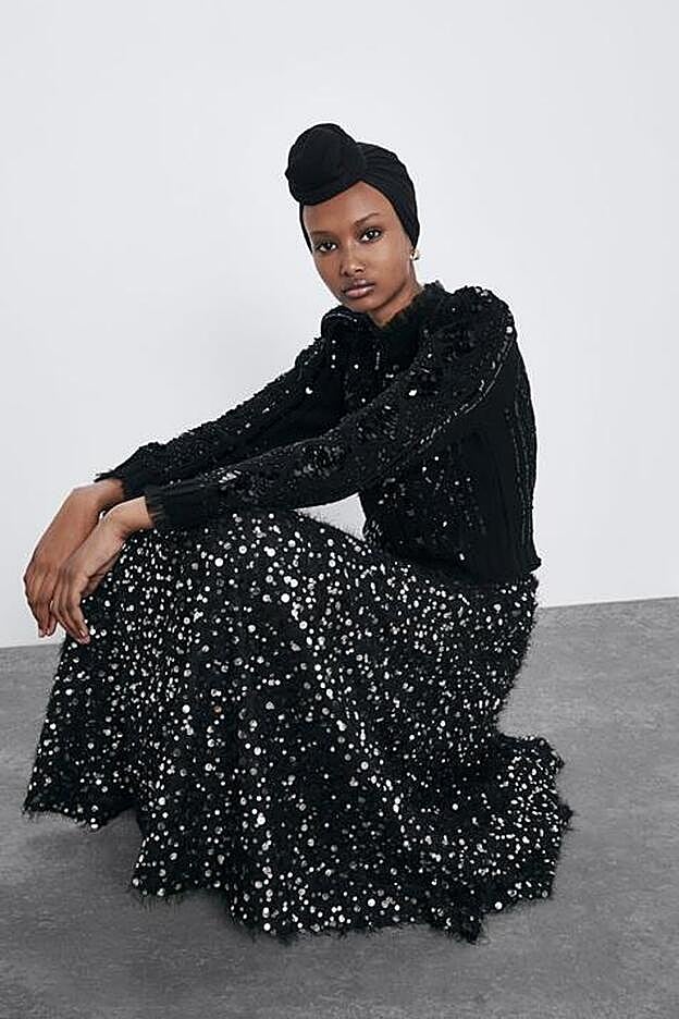 Las mangas tienen rombos confeccionados en lentejuelas.