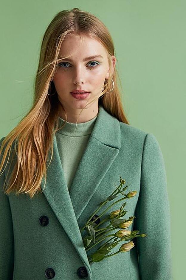 El abrigo de Stradivarius también está disponible en este tono de verde, cuesta exactamente lo mimso y sí que hay disponibilidad en todas las tallas.