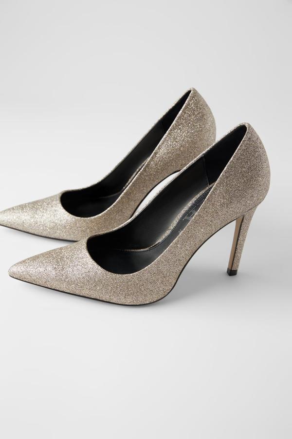 Para las fans de los brillos que quieren huir del socorrido plateado Zara tiene este par en rosa glitter por 29,95 euros. Solo queda en el número 40.