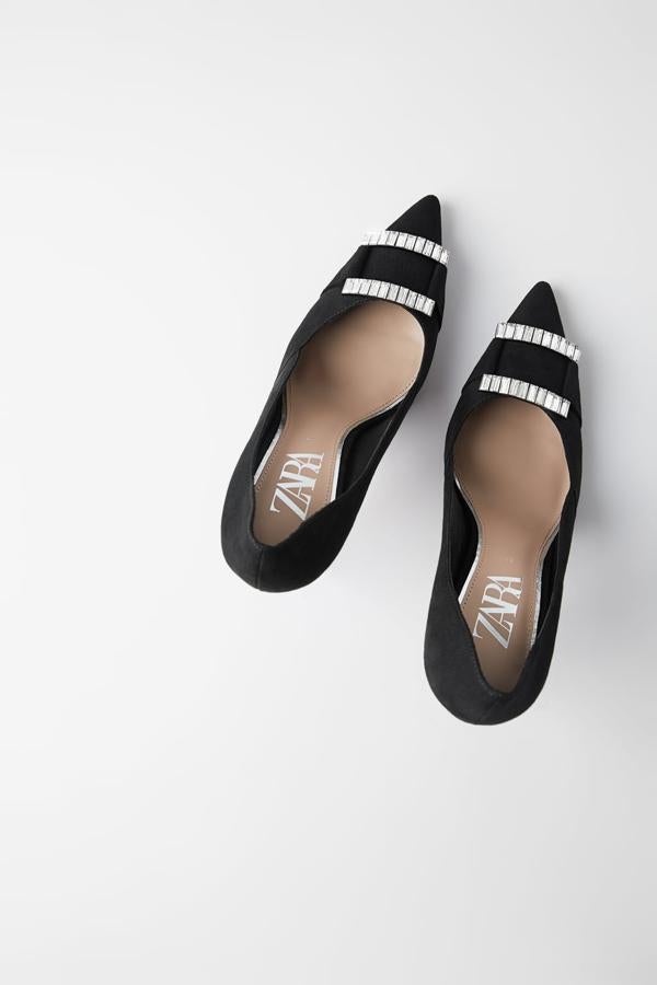 Tacón de 10 centímetros y detalle de pieza con efecto cristal en el empeine, esta propuesta en color negro de Zara tiene un precio de 39,95 euros. Están agotados los números 35 y 38, y la firma recomiendo “debido a las características del artículo” comprar una talla menos.
