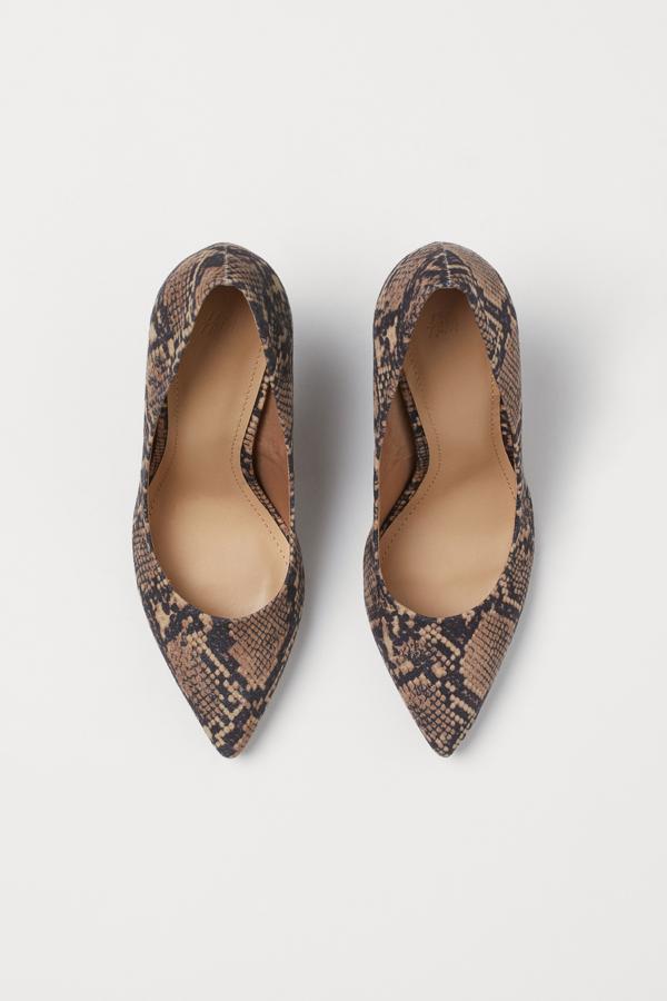 Para aquellas que esta noche también confían en el efecto piel para su estilismo, H&M tiene estos salones con tacón de 9,5 centímetros. Cuestan 24,99 euros y está disponible entre los números 38 y 41, aunque este último se está agotando.