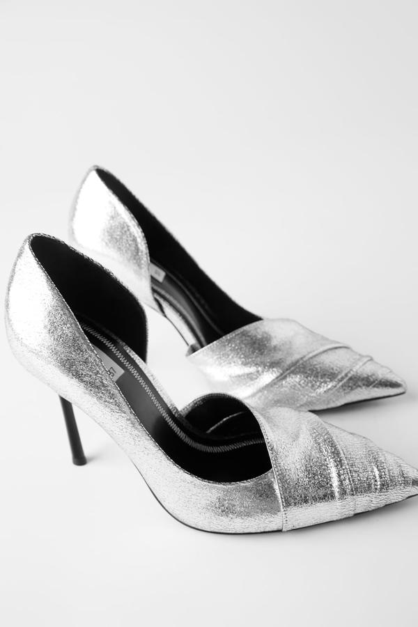 Entre el acabado metalizado tan apropiado para las fiestas, en Zara hemos encontrado uno de los diseños más originales. En corte asimétrico con detalle de pliegues en la parte delantera, tienen una abertura interior y un tacón de 10 centímetros. Cuestan 29,95 euros y están disponibles entre los números 36 y 42.