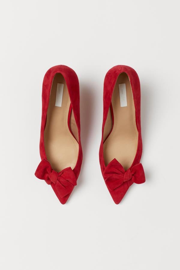 Si en tu look no va a faltar el socorrido y sensual rojo, estos salones de H&M que solo se venden en la web son unos zapatos a tener en cuenta. Confeccionados en ante, cuestan 59,99 euros y se ha agotado en el número 36.