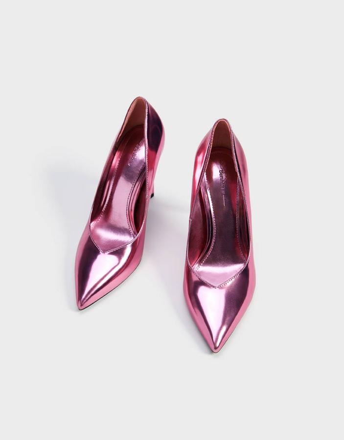 Ideales para un look metalizado, o un vestido negro con accesorios metalizados, estos zapatos en rosas de Bershka tienen 10 centímetros de tacón y cuestan 25,99 euros. Están disponibles en los números que van de la 35 a la 41.