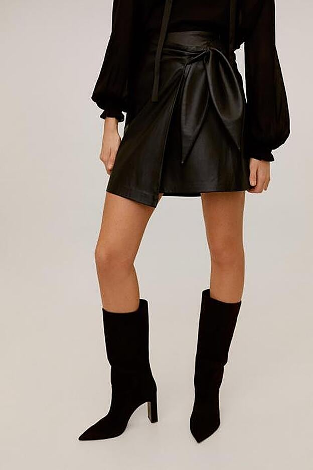 La minifalda efecto piel de Mango.