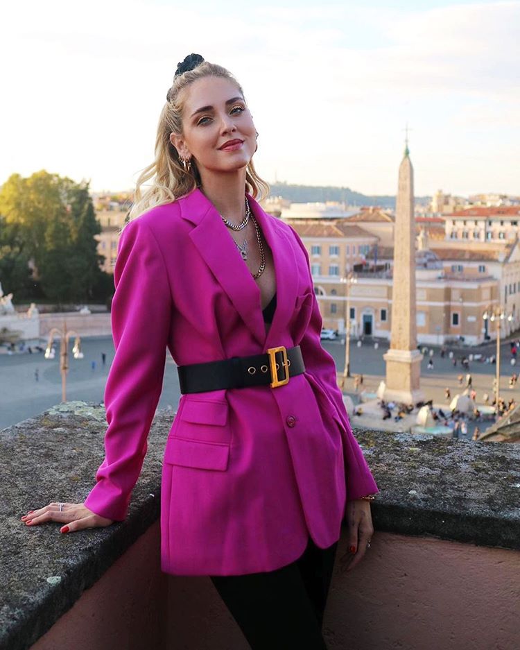 Sin dejar a Dior de lado, nos encontramos con otra referencia en esto de la moda y las redes sociales, Chiara Ferragni. Teniendo en cuenta que no vamos a valorar en cifras el armario de la italiana, por nuestra propia salud mental, sí queremos hacer referencia al sencillísimo cinturón que lució recientemente, firmado por la casa francesa, y con un precio de 550 euros. Otro exceso algo innecesario, ¿no?