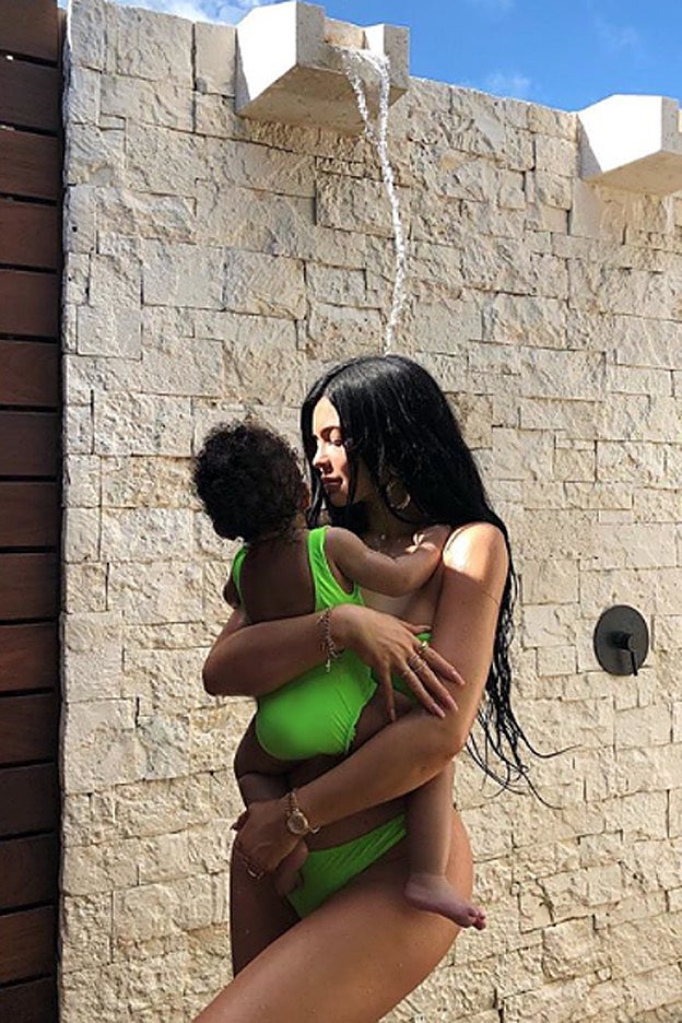 Madre e hija lucen trajes de baño en idéntico verde flúor.