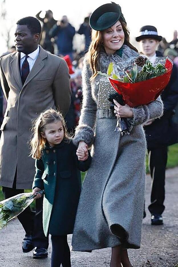 Charlotte llegando a la iglesia junto a su madre.