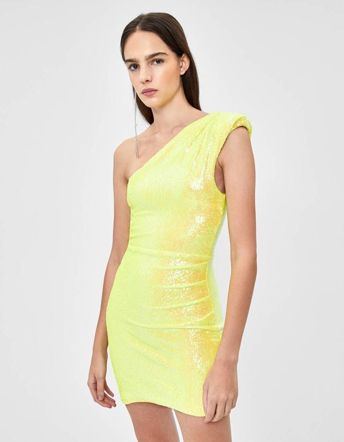 Vestido de lentejuelas amarillo con escote asimétrico de Mango (39,99 euros).