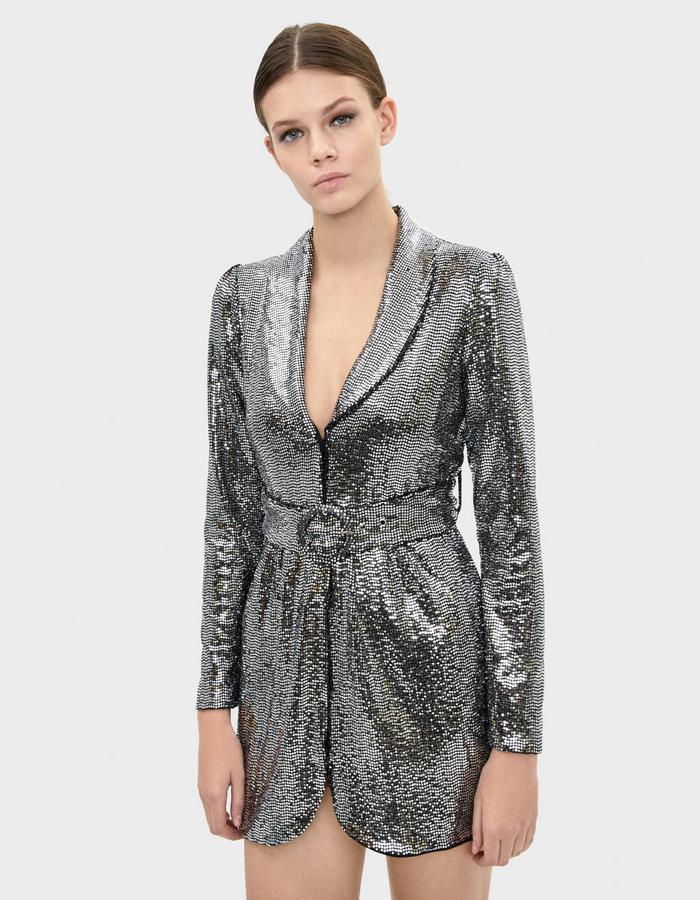 Vestido blazer de lentejuelas plateado de Bershka (39,99 euros).