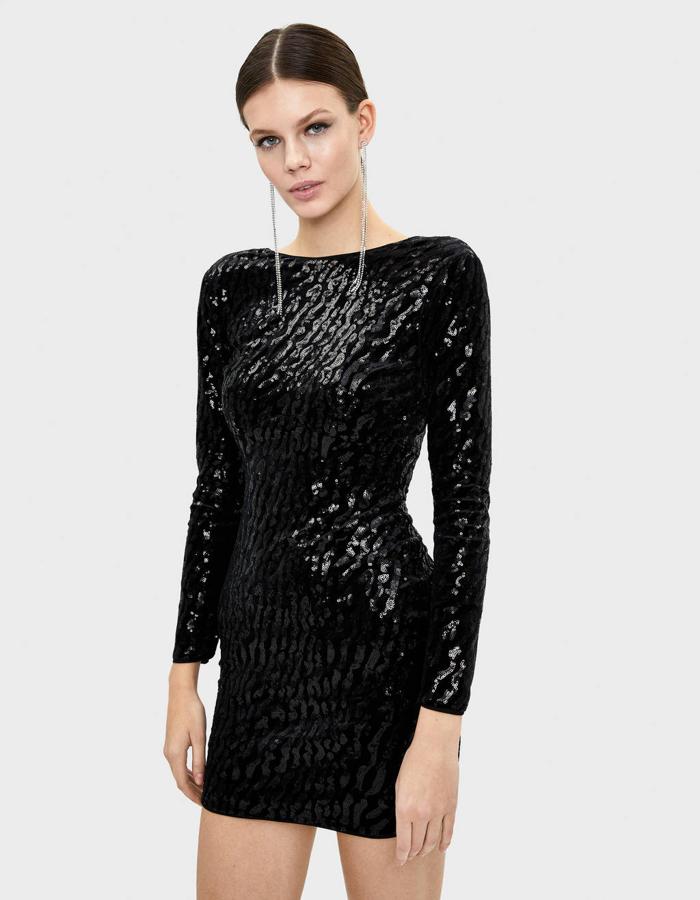 Vestido de lentejuelas negro de Bershka (39,99 euros).