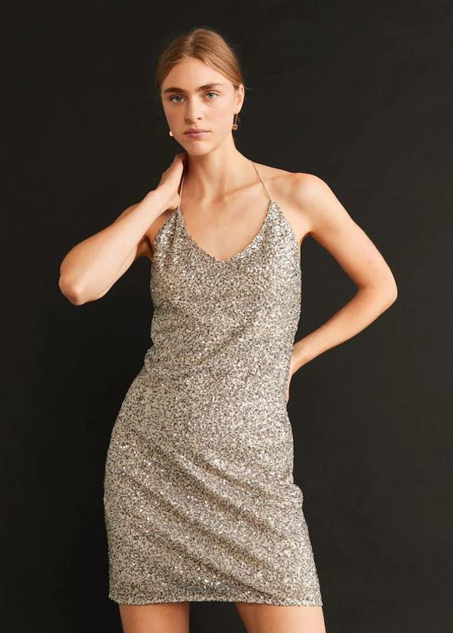Vestido de lentejuelas dorado de tirantes de Mango (39,99 euros).