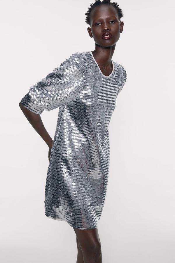 Vestido de lentejuelas plateado de manga corta de Zara (39,95 euros).