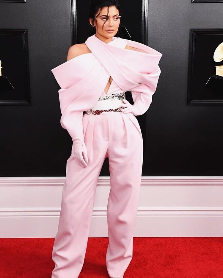 Y no podemos acabar el año sin hacer una mención de honor a al clan Kardashian-Jenner. Las hermanísimas más populares del panorama ocupan siempre los primeros puestos de las listas de las peor vestidas, y es que ellas lo luchan con muchas ganas. Es por ello que destacamos el estilismo imposible de Kylie Jenner en  la alfombra roja de los Grammy 2019 . Aún estamos esperando que alguien nos explique semejante conjuntito...