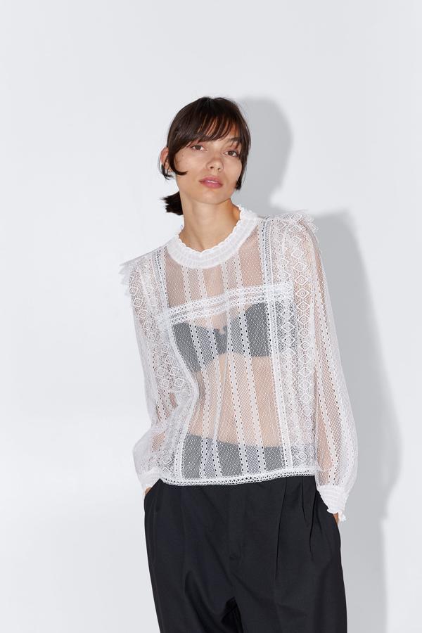Si lo tuyo con las transparencias, apuesta por una blusa blanca de encaje como esta y póntela con unos leggings metalizados. Son 12,99 euros.